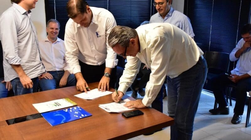 Mairinco de Pauda - Semadesc - Secretário-executivo da Semadesc, Rogério Beretta, em assinatura de Termo de Intenções com parceiros.